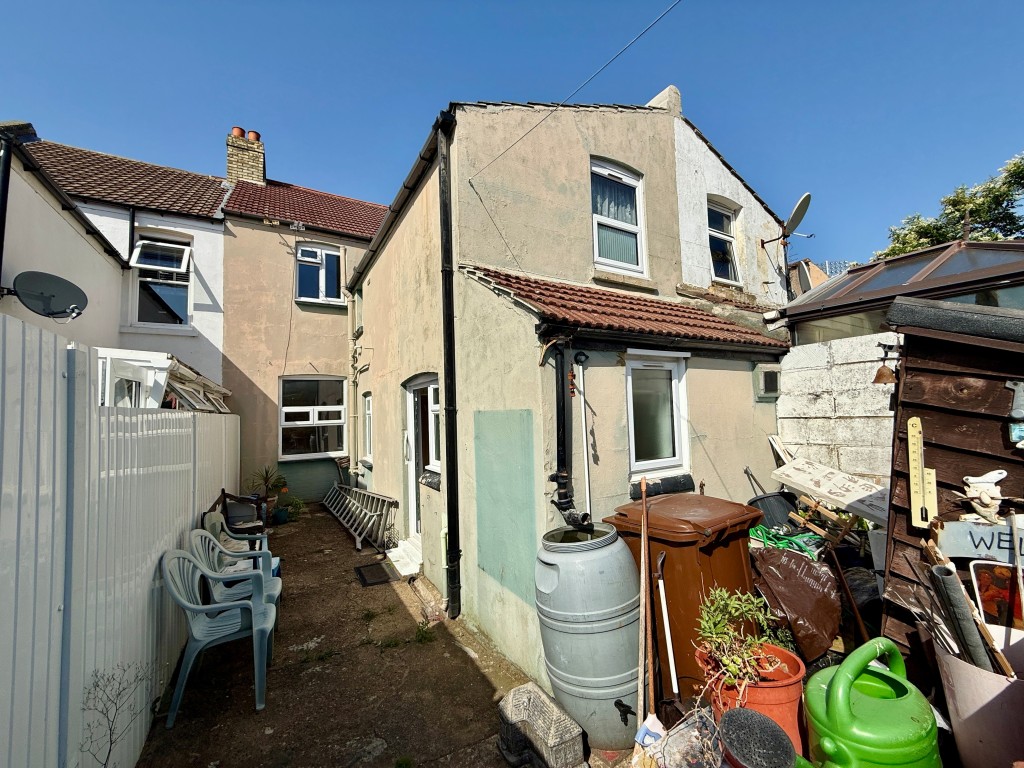 Lot: 150 - THREE-BEDROOM HOUSE FOR IMPROVEMENT - Rear of property